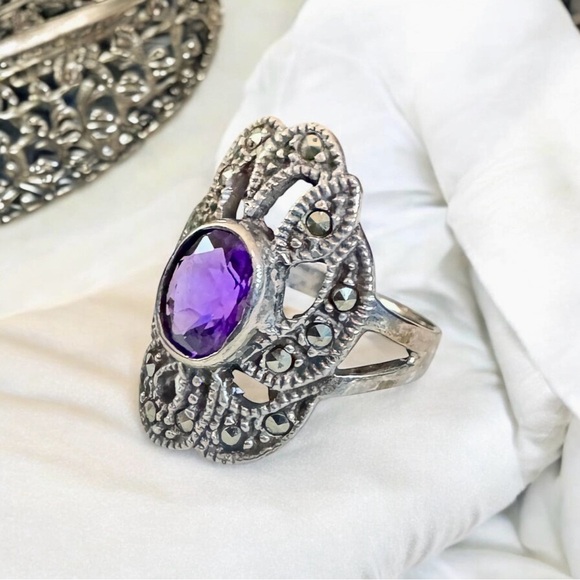 Sterling Silver Amethyst & Marcasite Ring (6.25) - Picture 4 of 12